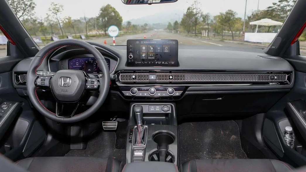 Honda Civic E 2025: Sedan Phong Cách Với Hiệu Suất Ấn Tượng