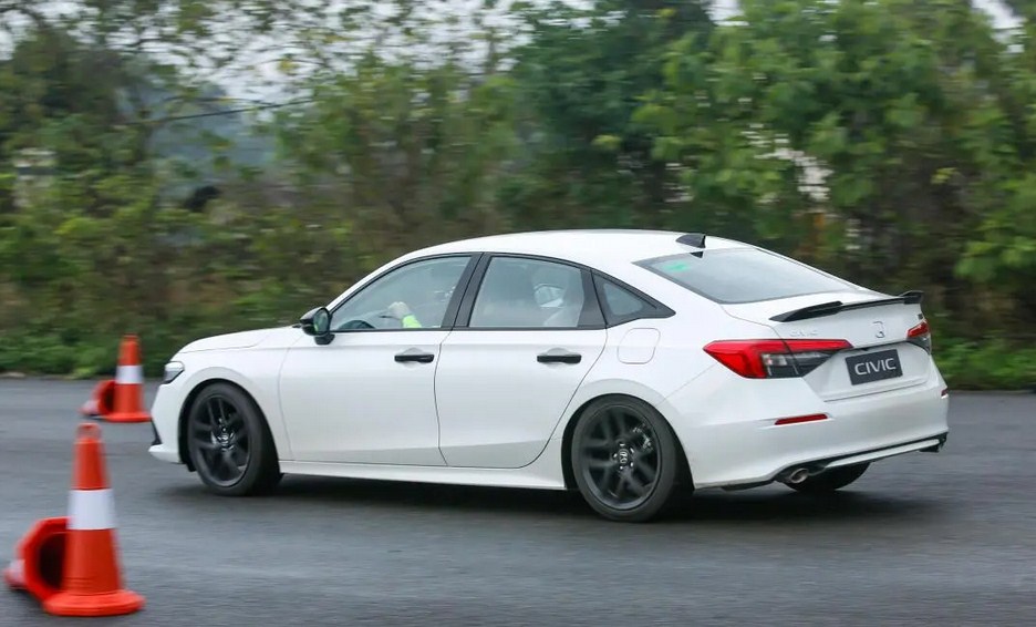 Honda Civic E 2025: Sedan Phong Cách Với Hiệu Suất Ấn Tượng