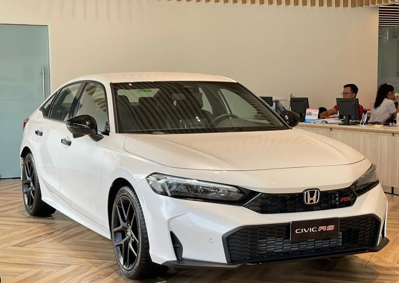 Honda Civic RS Trắng/Đen/Xám: Tinh Tế Mạnh Mẽ, Ưu Đãi Hấp Dẫn Đến 40 Triệu Đồng